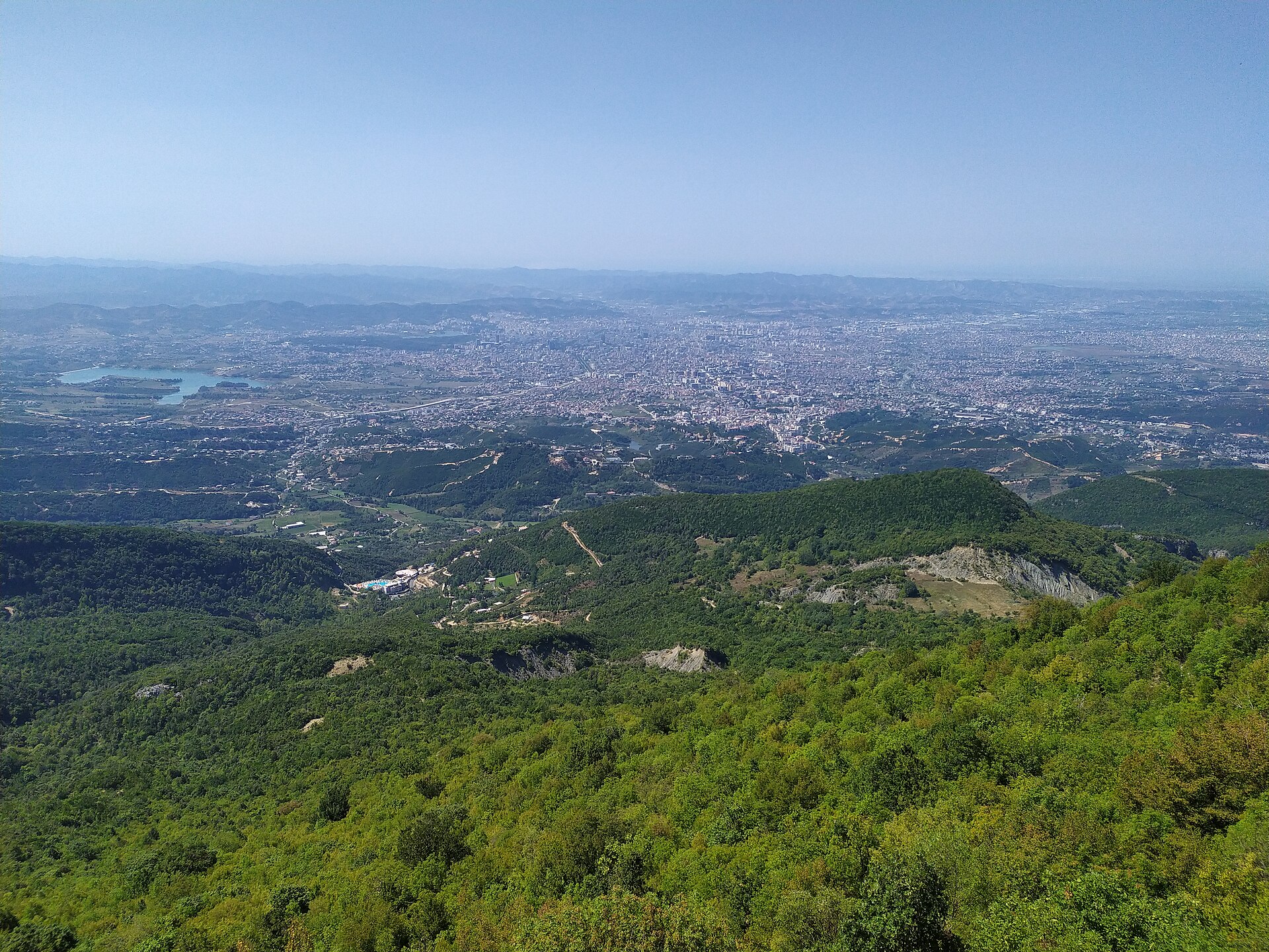 Tirana parë nga mali i Dajtit, luginë me mjegull dhe kodra të pyllëzuara