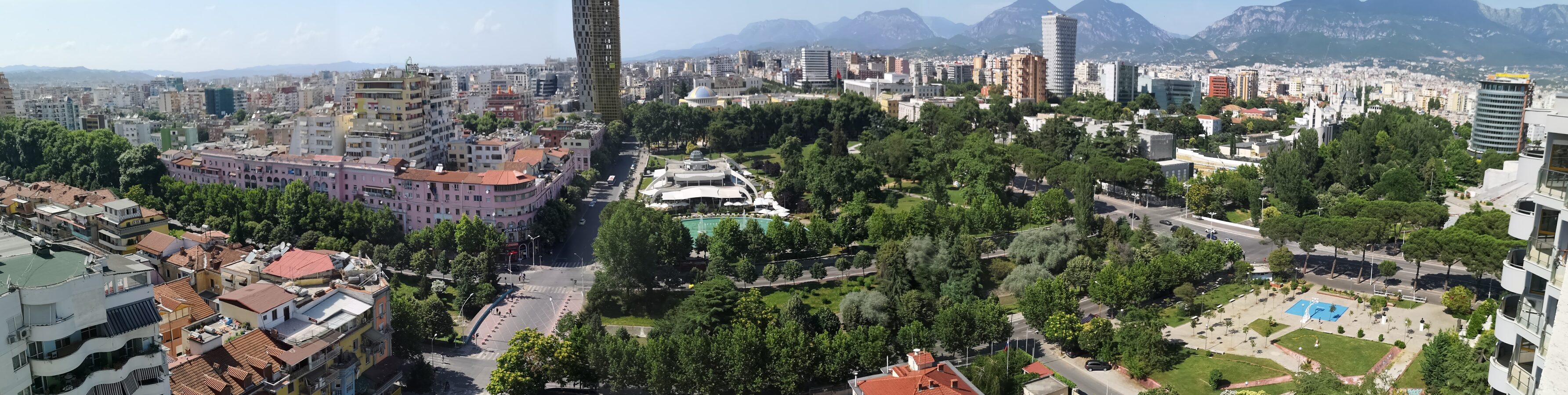 Panoramë e Tiranës me kreshtën e maleve në sfond